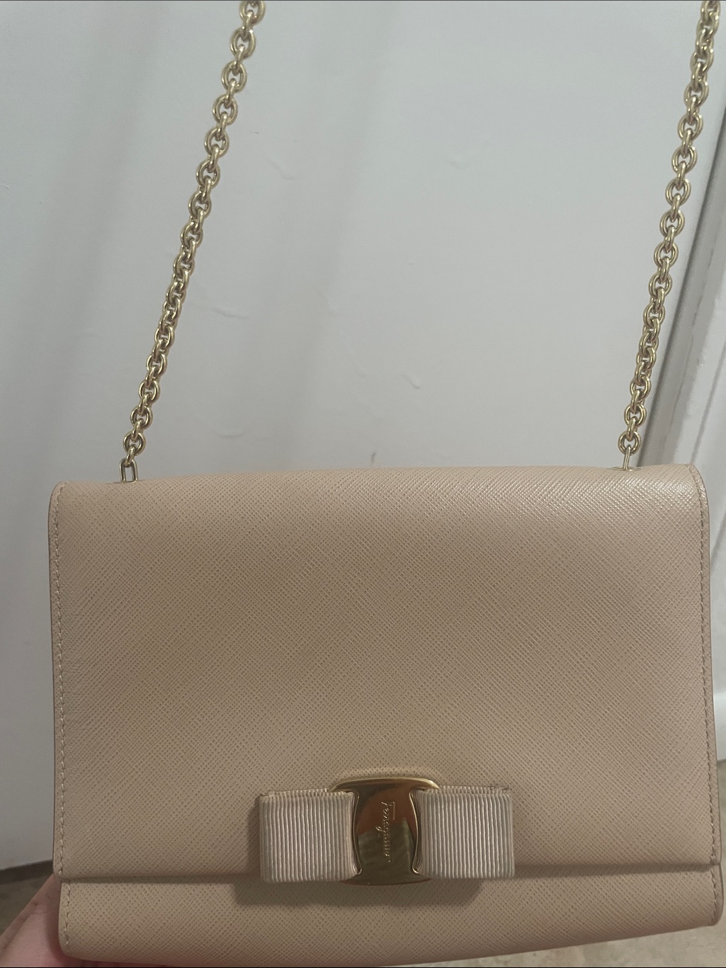 Salvatore Ferragamo Vara Ribbon Chain Crossbody Bag - Beige